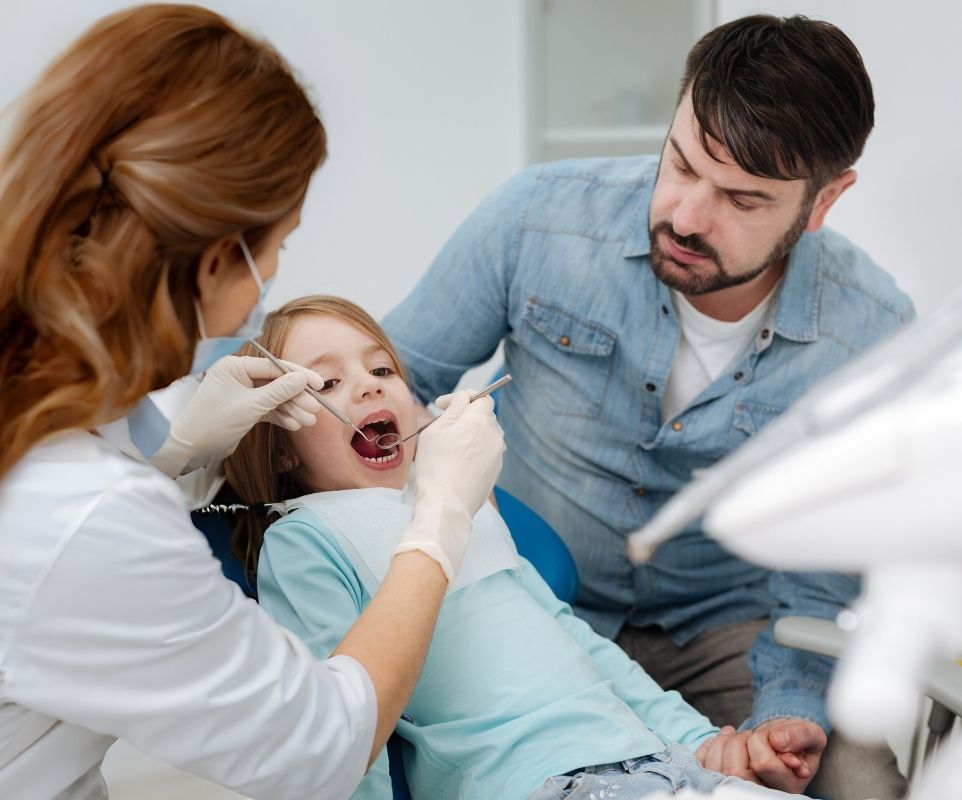 ¿Cuándo debe ser la primera visita al dentista?